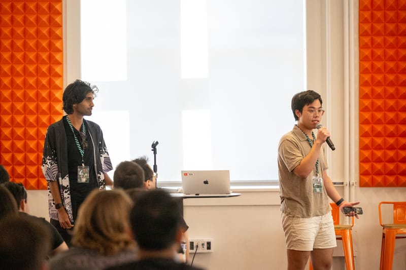 Mark Rachapoom พูดบนเวทีในพื้นที่ของ Y Combinator