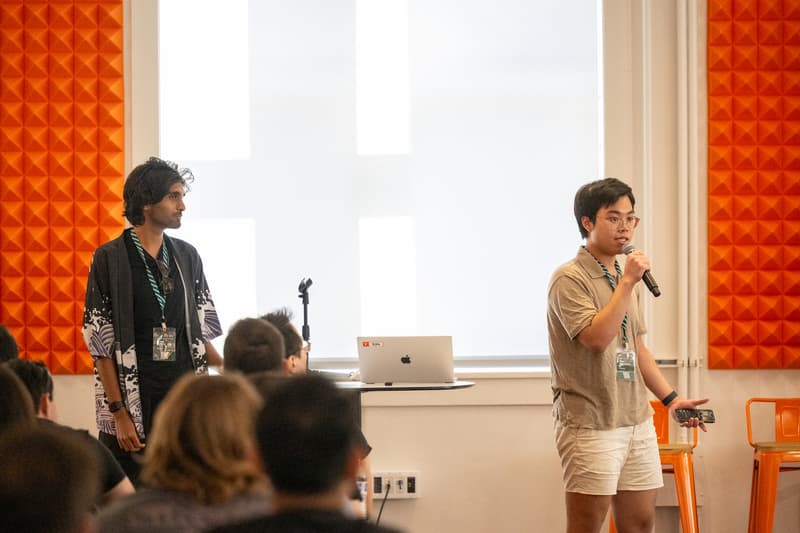 Mark Rachapoom พูดบนเวทีในพื้นที่ของ Y Combinator